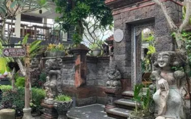 Kubu Loris Residence
