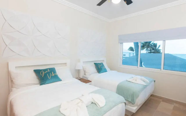 Beachfront Condo 2 Pools Private Beach 8 Guest