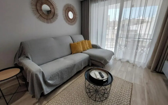 Modern 3BR Apt With Large Balcony