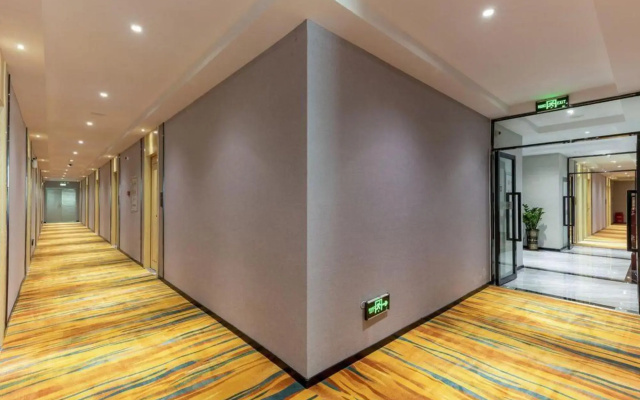 JinHong Hotel (Guangzhou Zhucun Subway Station)