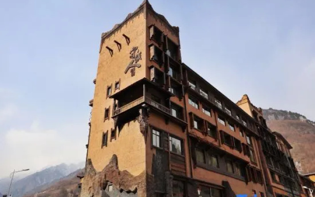 Immersing Hotel (Wenchuan Wolong Shoumoren)