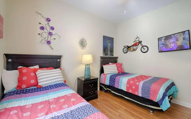 8925 Paradise Palms