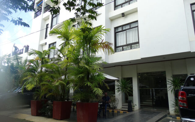 Отель Ipil Suites Puerto Princesa Филиппины, Пуэрто-Принцеса - отзывы, цены и фото номеров - забронировать отель Ipil Suites Puerto Princesa онлайн вид на фасад