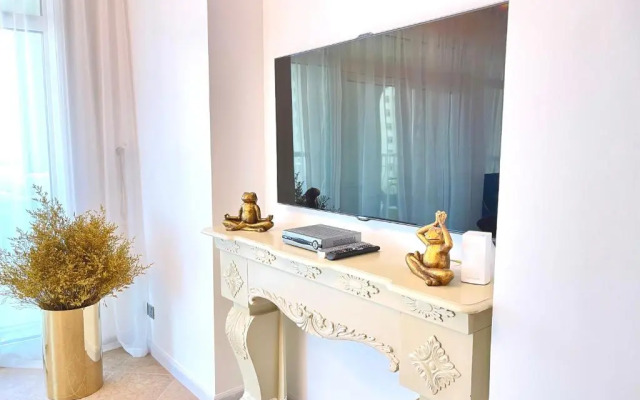 Luxury, Spacious, Beachfront, 3BD Apartment with private beach access!