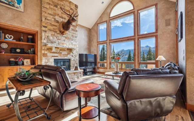 Rounds Retreat 4 Bedroom Home by Redawning