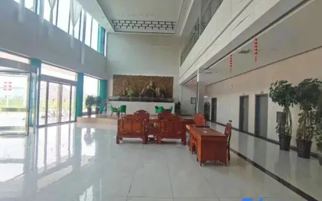 Qunhao International Hotel (Nanyang Xuefeng Middle Road Wolong Park Branch)