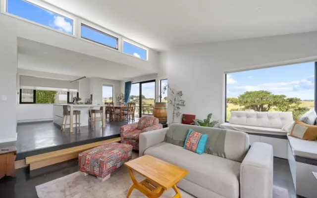 Modern Coastal Escape Pet Friendly With Fireplace