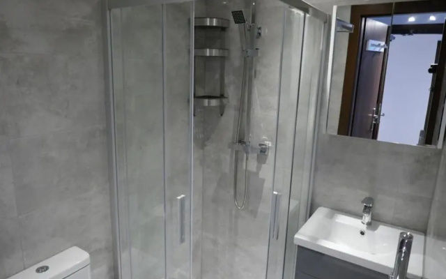 Immaculate 12-bed House Good Amenities in Wigan