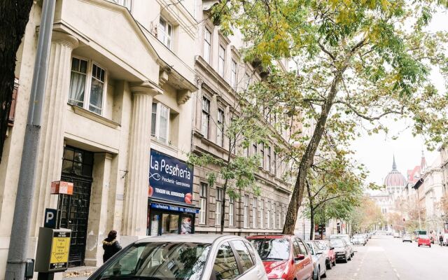 Апартаменты Dfive Apartments - Parlament Residence городской автобус