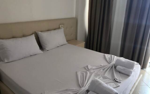 Апартаменты Sunny Bliss Apartments with Seaview Дуррес комната для гостей