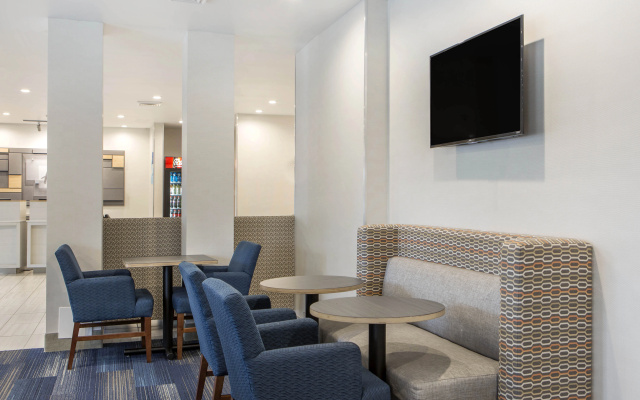Holiday Inn Express & Suites Chicago West - St Cha