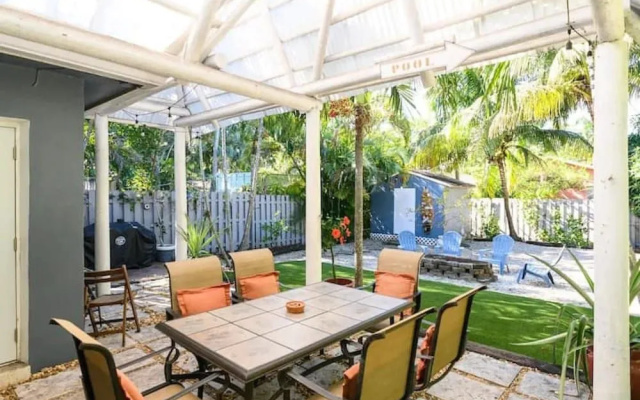 Tropical Peacock Villa with big backyard