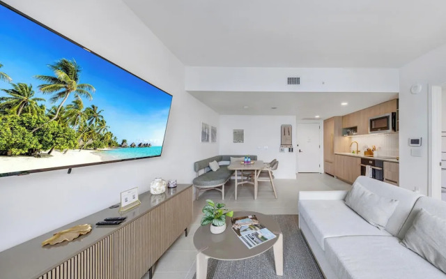 43rd-Floor Skyline Suite - Pool & Gym