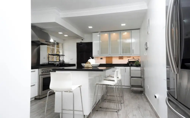 8BR Penthouse Jacuzzi, Pool Table & Terrace