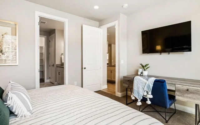 Sunnyside Retreat at Escondido by RedAwning