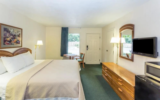 Days Inn by Wyndham Lake Park/Valdosta