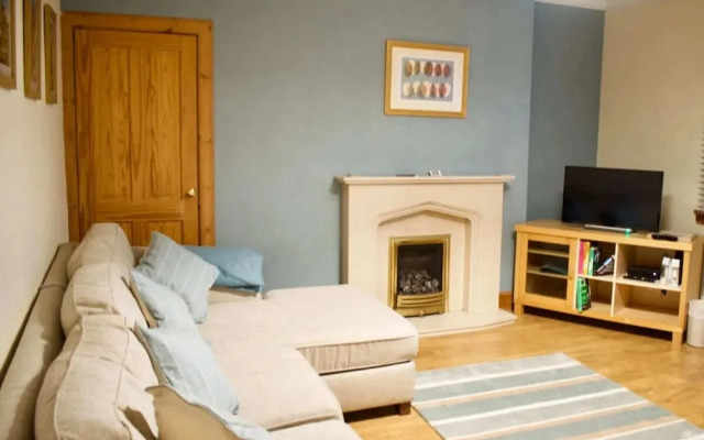 Newly Refurbed Home With Free Parking
