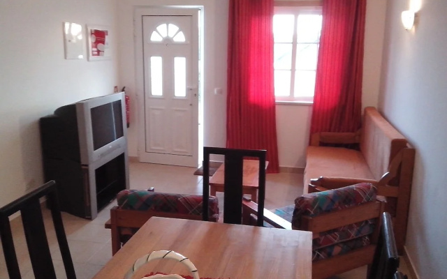 2 Bed Flat - Sleeps 4 - Parking - Wifi
