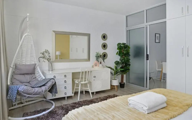 Charming Central Sea Point Haven 50m to Ocean