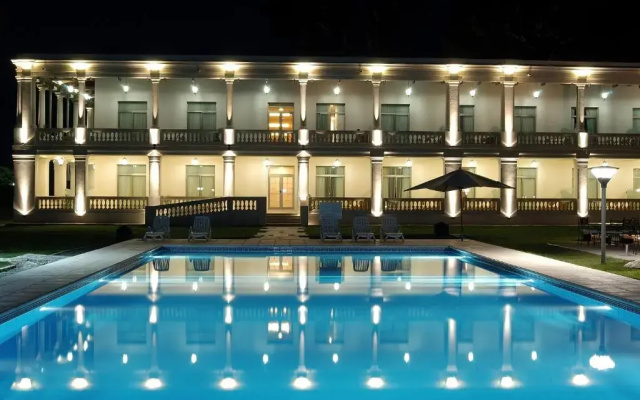 Howard Johnson by Wyndham Sierras Hotel and Casino