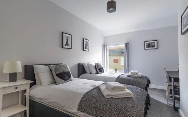 Chestnut House - Sleeps 4 - Pet Friendly - Parking