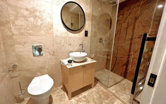 Local Gem Spacious 2BR 2BA Duplex Apartment