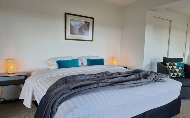 Fabulous Milford 1BR With Views & SkyTV