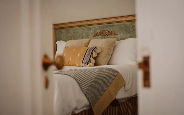 Hill Road Manor Bed & Breakfast
