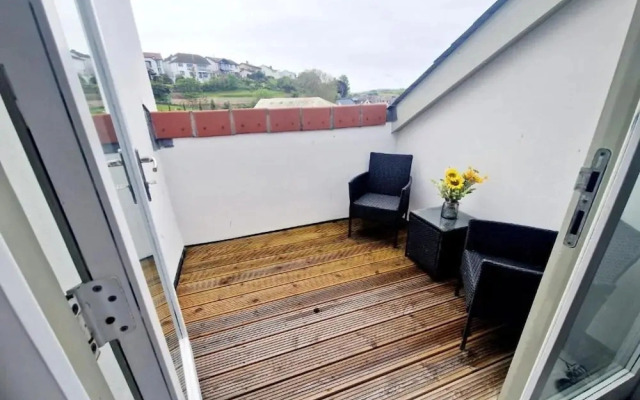 Apartment Sleeps 4 With Balcony and Parking