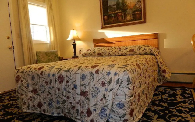 Twin Oaks Motel