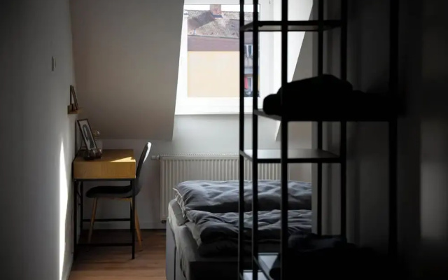 Moderne Stadt Zimmer mit eigenem Bad