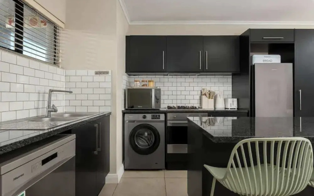 Modern 2 Bed Century City Apartment, Pool + Braai