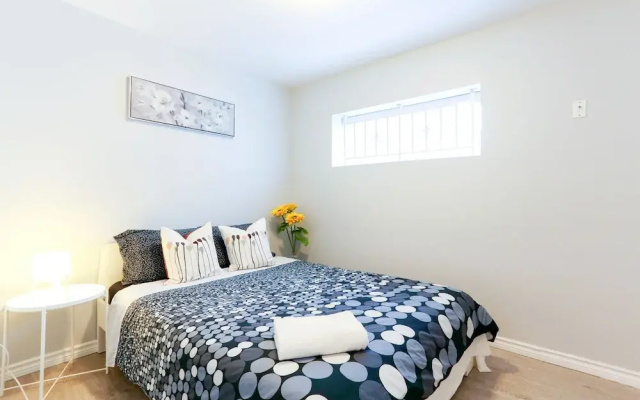 Family Home-Metrotown by Elevate Rooms