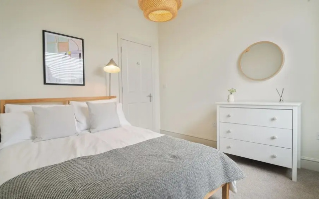 Crookes Gem with Garden & Alpacas Nearby