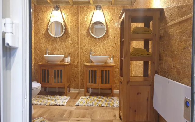 Riverside Cabin - Sleeps 2 - Hottub - Parking
