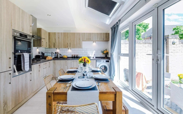 Perfect Riverside Home in Manchester Free Parking