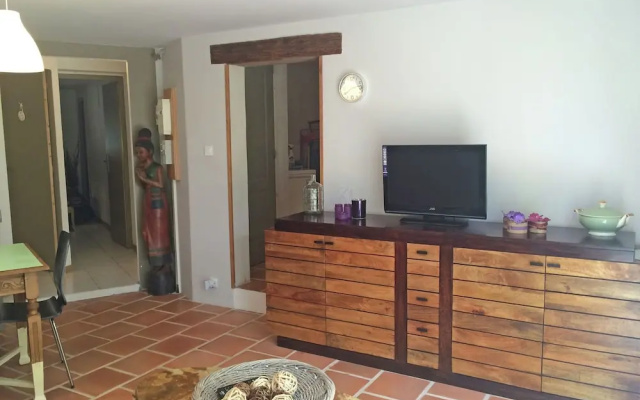 2 Tastefully Furnished Gites With Private Pool, 1km From Faucon