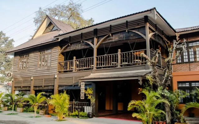 The Manor Hotel