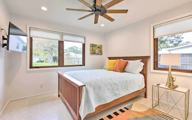 Mid-century Dream Home < Half-mile to Beach!