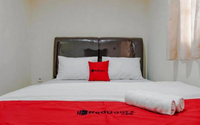 RedDoorz @ Jalan Biak Roxy Jakarta
