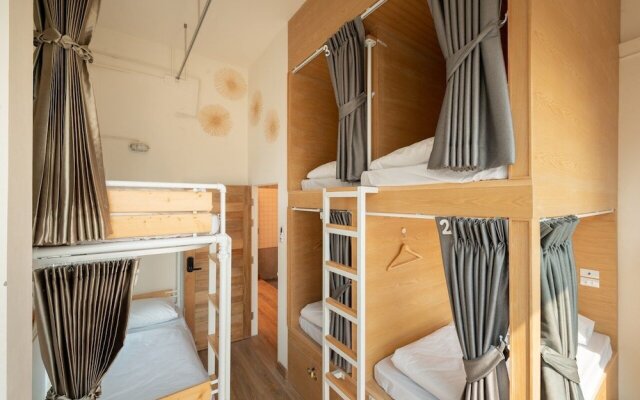 Отель Rotfai Hostel Таиланд, Бангкок - отзывы, цены и фото номеров - забронировать отель Rotfai Hostel онлайн балкон