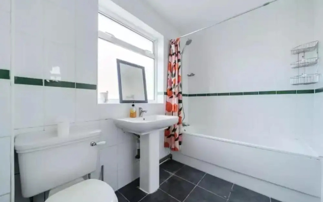 2br-sleeps6-parking-garden-nearlondon