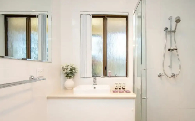 Seafront Getaway Studio, Great Location With Pool