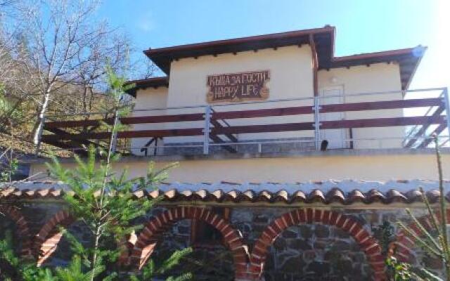 Отель Guesthouse Happy Life Болгария, Трявна - отзывы, цены и фото номеров - забронировать отель Guesthouse Happy Life онлайн вид на фасад