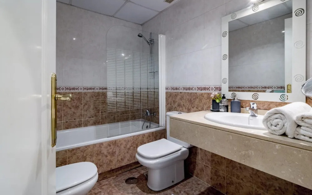 LCR4 - Large 3 bed apt close to beach, port