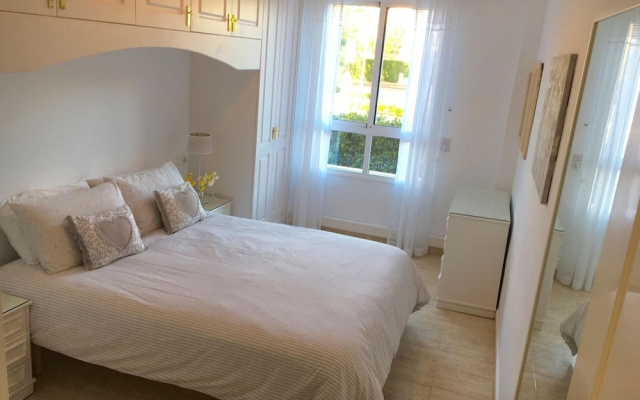 2 bed Apt, grt Location, Shared Pool, Outdoor Area