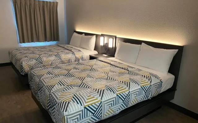 Econo Lodge Inn & Suites