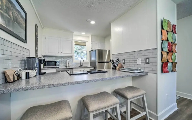 Sapphire Home w/ Grill & Pool Access