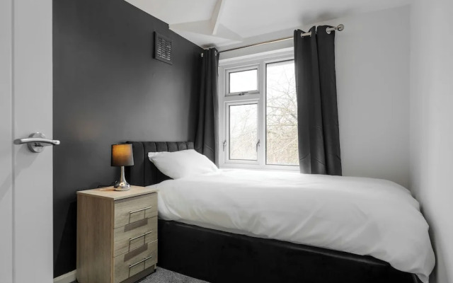 3-Bed Bolton - Hospital & Town