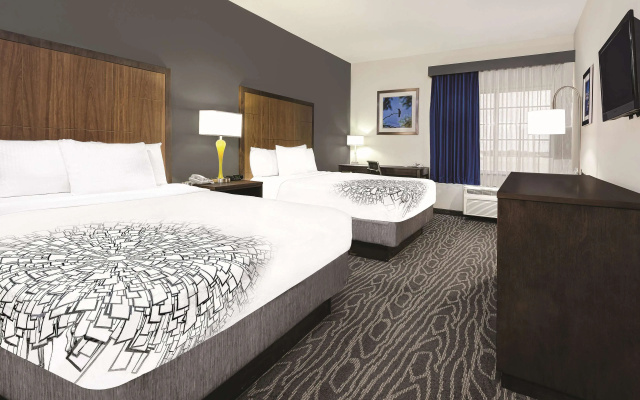 La Quinta Inn & Suites by Wyndham Mercedes Outlet Mall